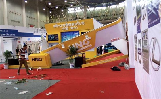 展臺(tái)倒塌 展臺(tái)倒塌