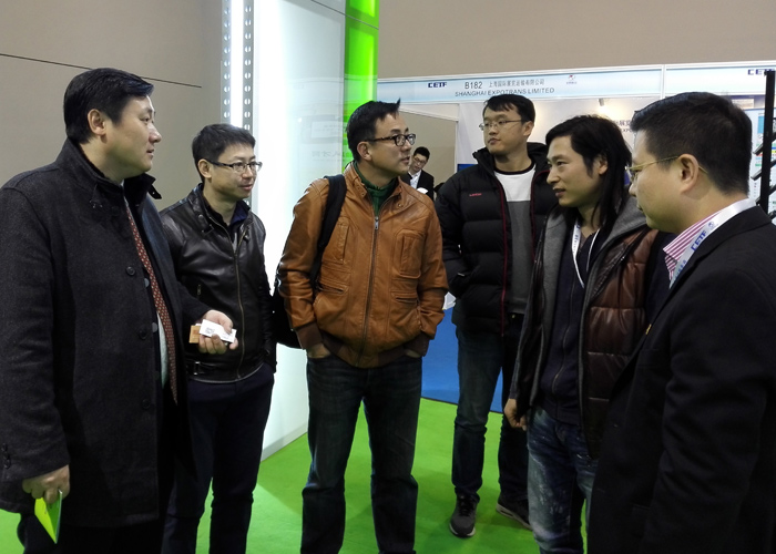 展會現(xiàn)場參觀探討